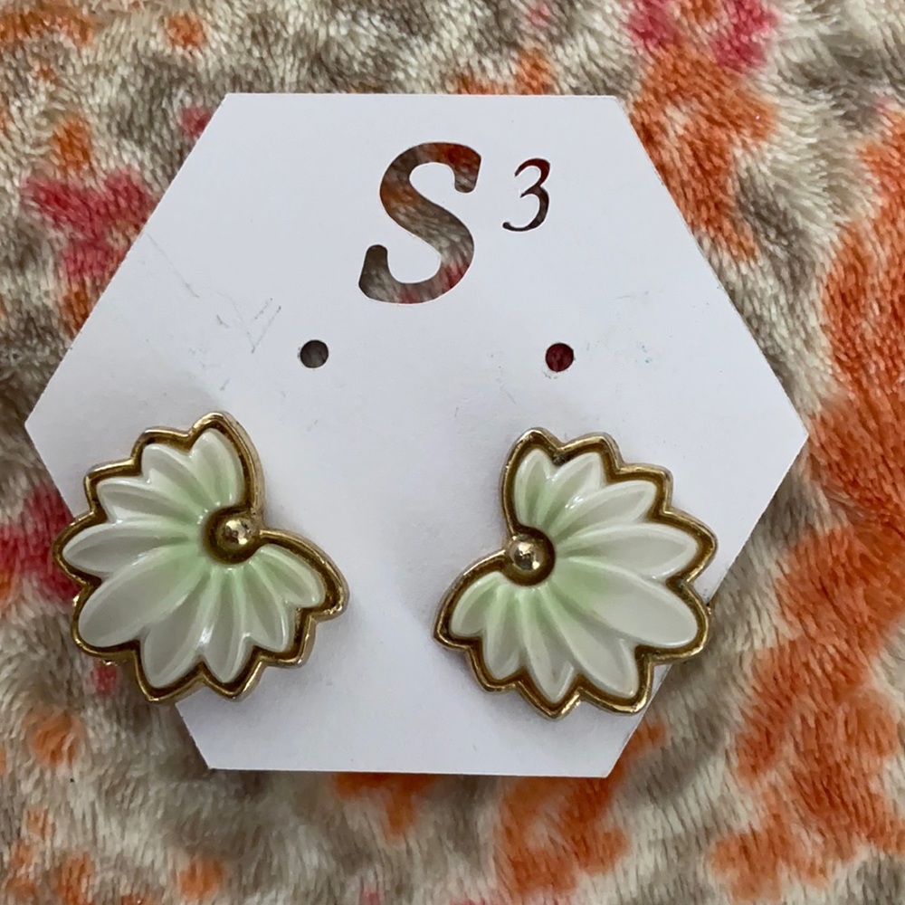 Vintage Beautiful clip style earrings ☎️